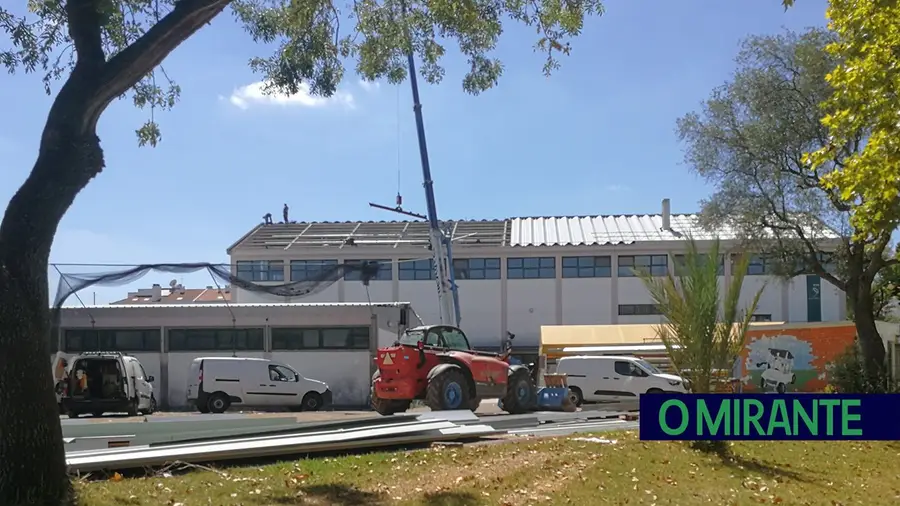 Câmara de Santarém nega compensação a empresa que removeu fibrocimento de escolas Câmara de Santarém nega compensação a empresa que removeu fibrocimento de escolas