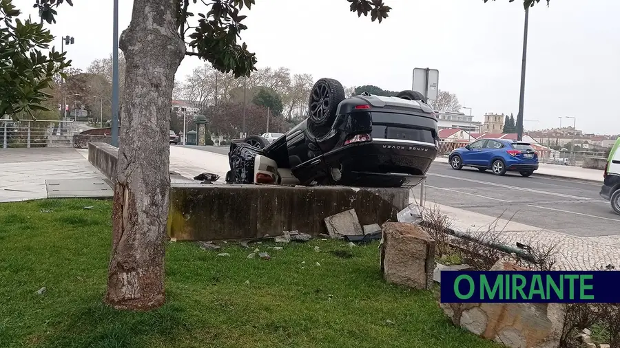 Foge depois de acidente em Tomar com carro alegadamente furtado Foge depois de acidente em Tomar com carro alegadamente furtado