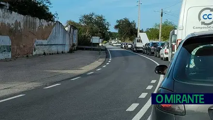 Uma manhã caótica na Ponte da Chamusca com semáforos a funcionar