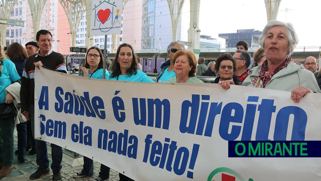 Utentes do concelho de Vila Franca de Xira protestam em frente ao Ministério da Saúde