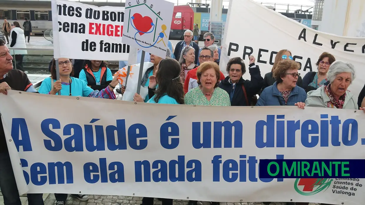 Utentes do concelho de Vila Franca de Xira protestam em frente ao Ministério da Saúde