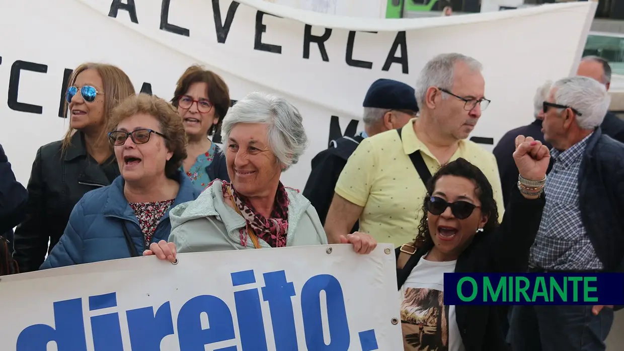 Utentes do concelho de Vila Franca de Xira protestam em frente ao Ministério da Saúde