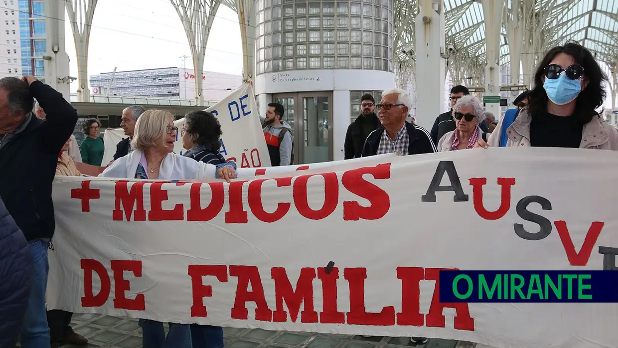 Utentes do concelho de Vila Franca de Xira protestam em frente ao Ministério da Saúde