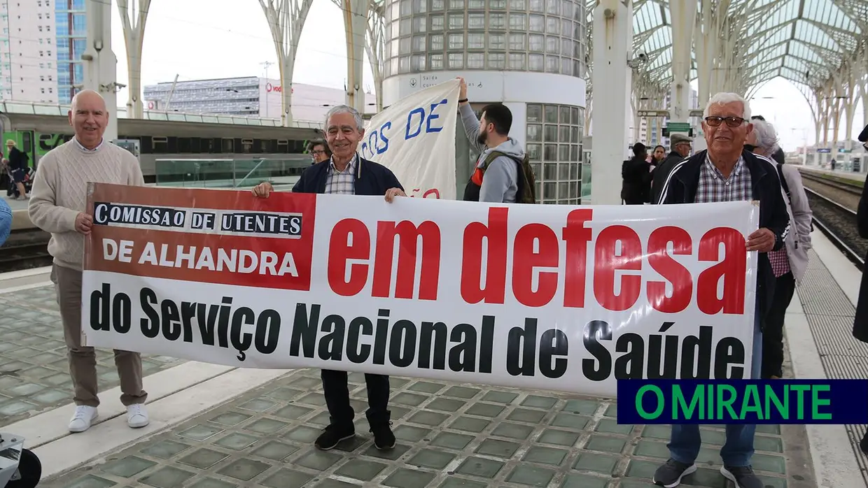 Utentes do concelho de Vila Franca de Xira protestam em frente ao Ministério da Saúde