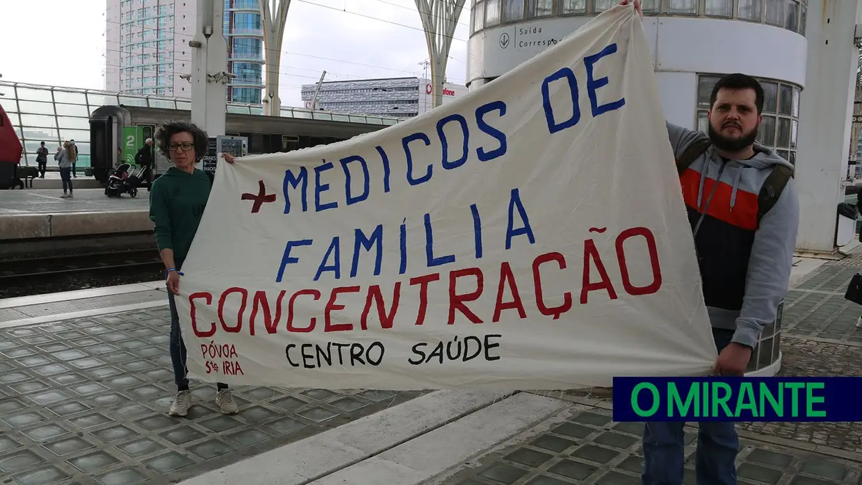 Utentes do concelho de Vila Franca de Xira protestam em frente ao Ministério da Saúde