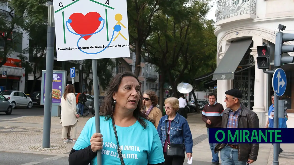 Utentes do concelho de Vila Franca de Xira protestam em frente ao Ministério da Saúde