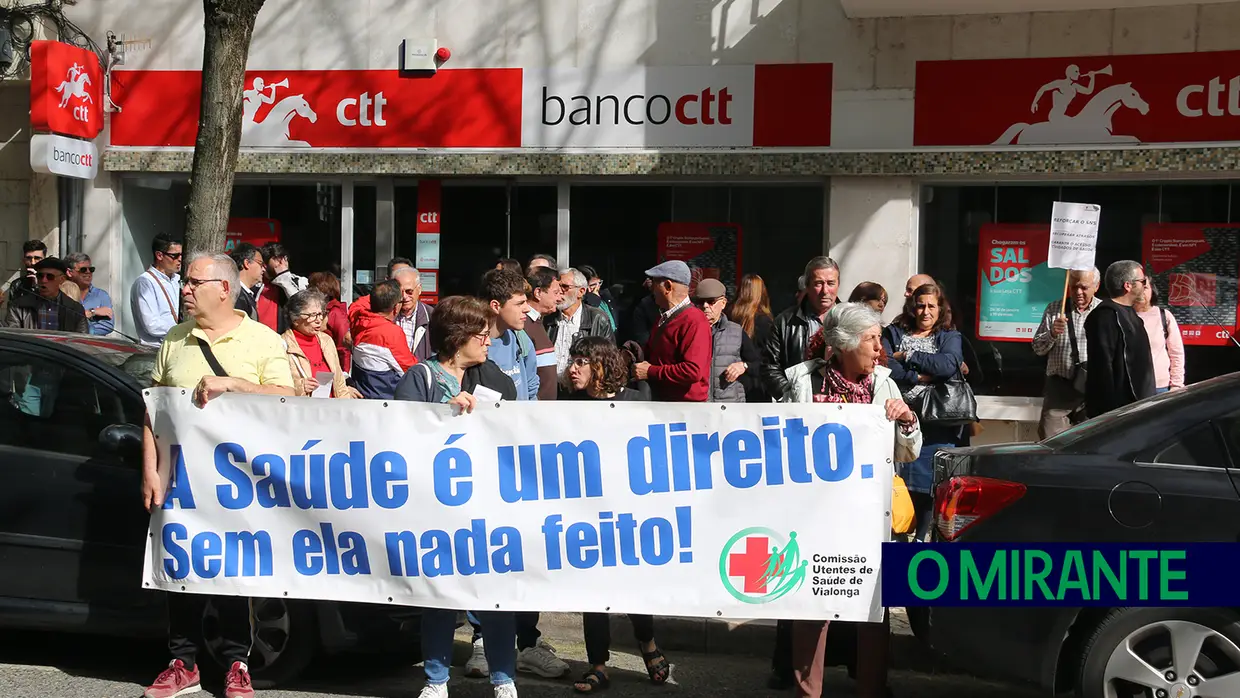 Utentes do concelho de Vila Franca de Xira protestam em frente ao Ministério da Saúde