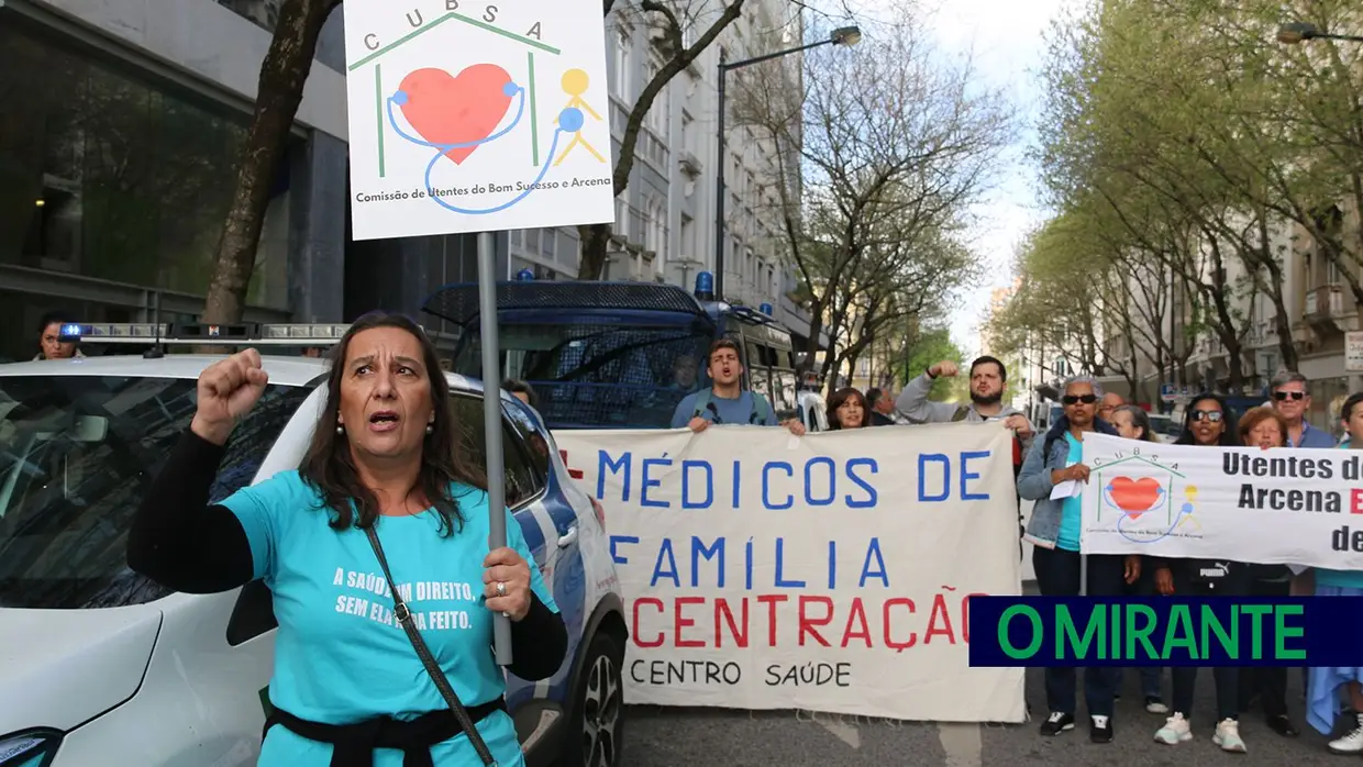 Utentes do concelho de Vila Franca de Xira protestam em frente ao Ministério da Saúde