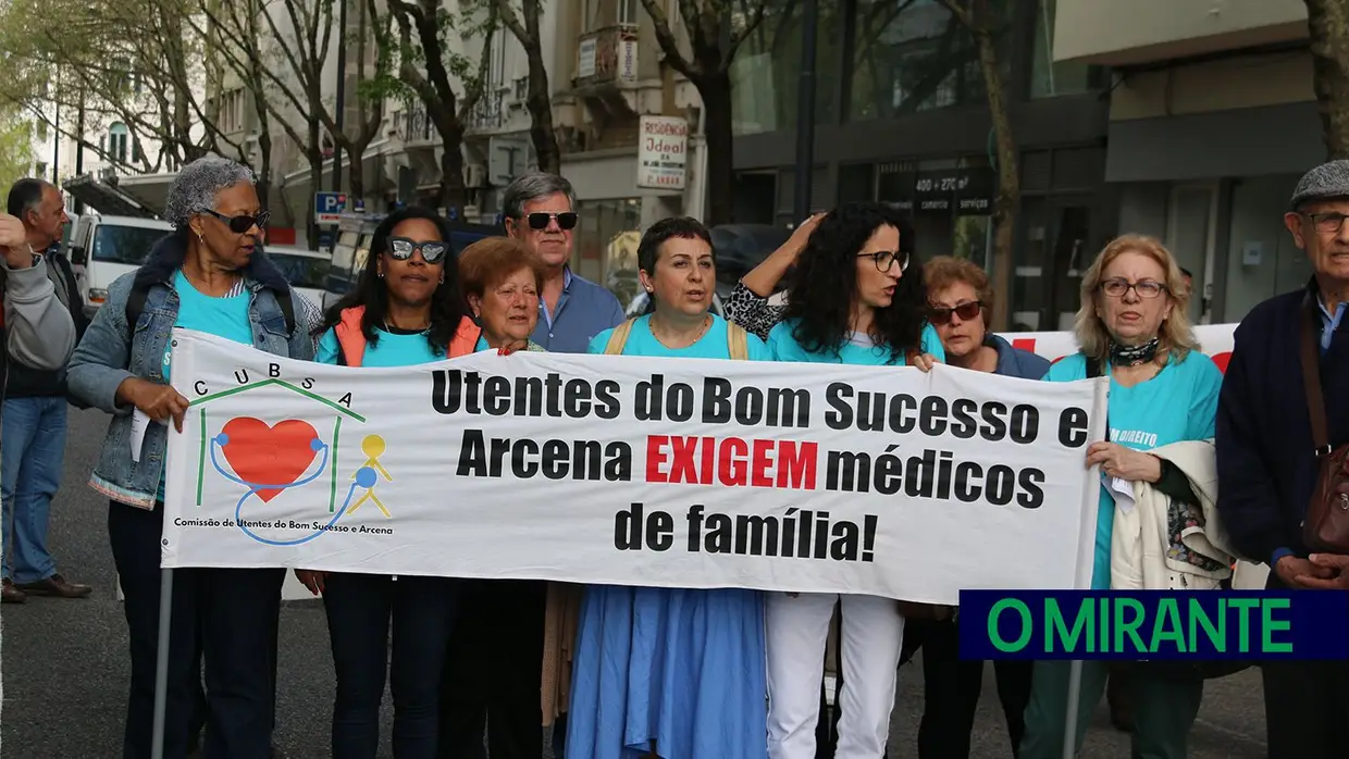 Utentes do concelho de Vila Franca de Xira protestam em frente ao Ministério da Saúde