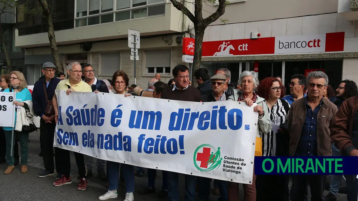 Utentes do concelho de Vila Franca de Xira protestam em frente ao Ministério da Saúde