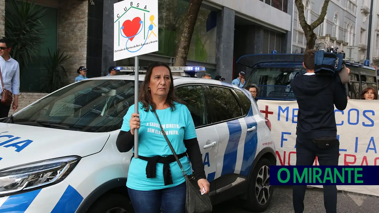 Utentes do concelho de Vila Franca de Xira protestam em frente ao Ministério da Saúde