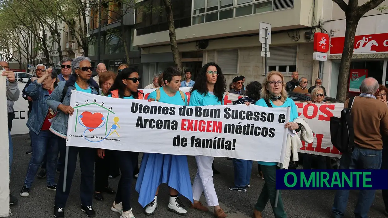 Utentes do concelho de Vila Franca de Xira protestam em frente ao Ministério da Saúde