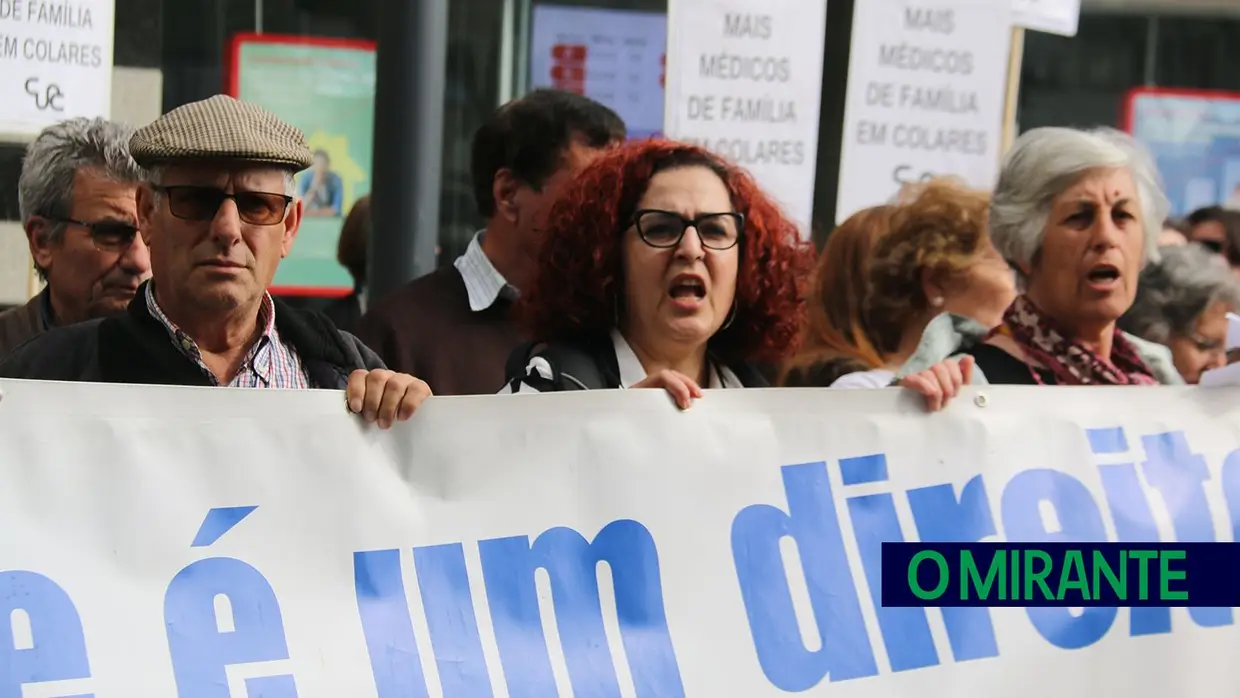 Utentes do concelho de Vila Franca de Xira protestam em frente ao Ministério da Saúde