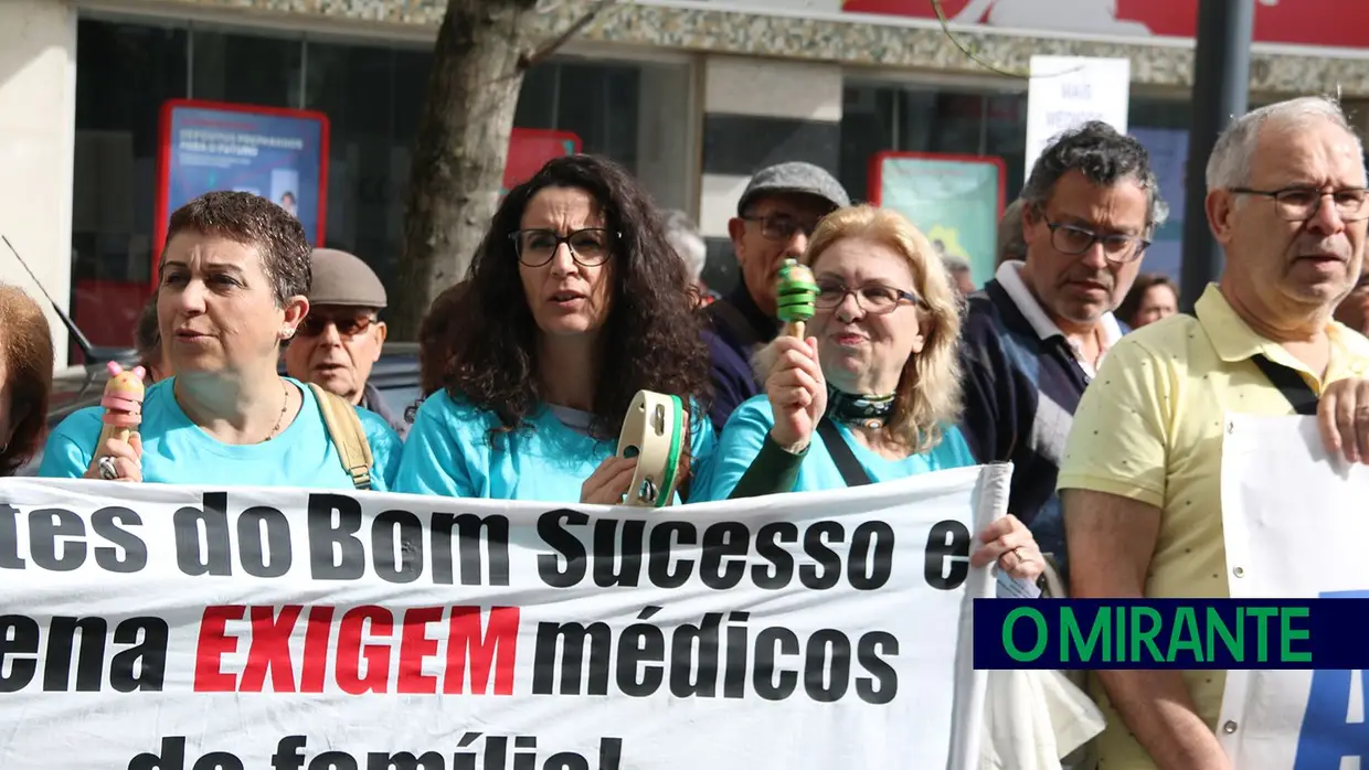 Utentes do concelho de Vila Franca de Xira protestam em frente ao Ministério da Saúde