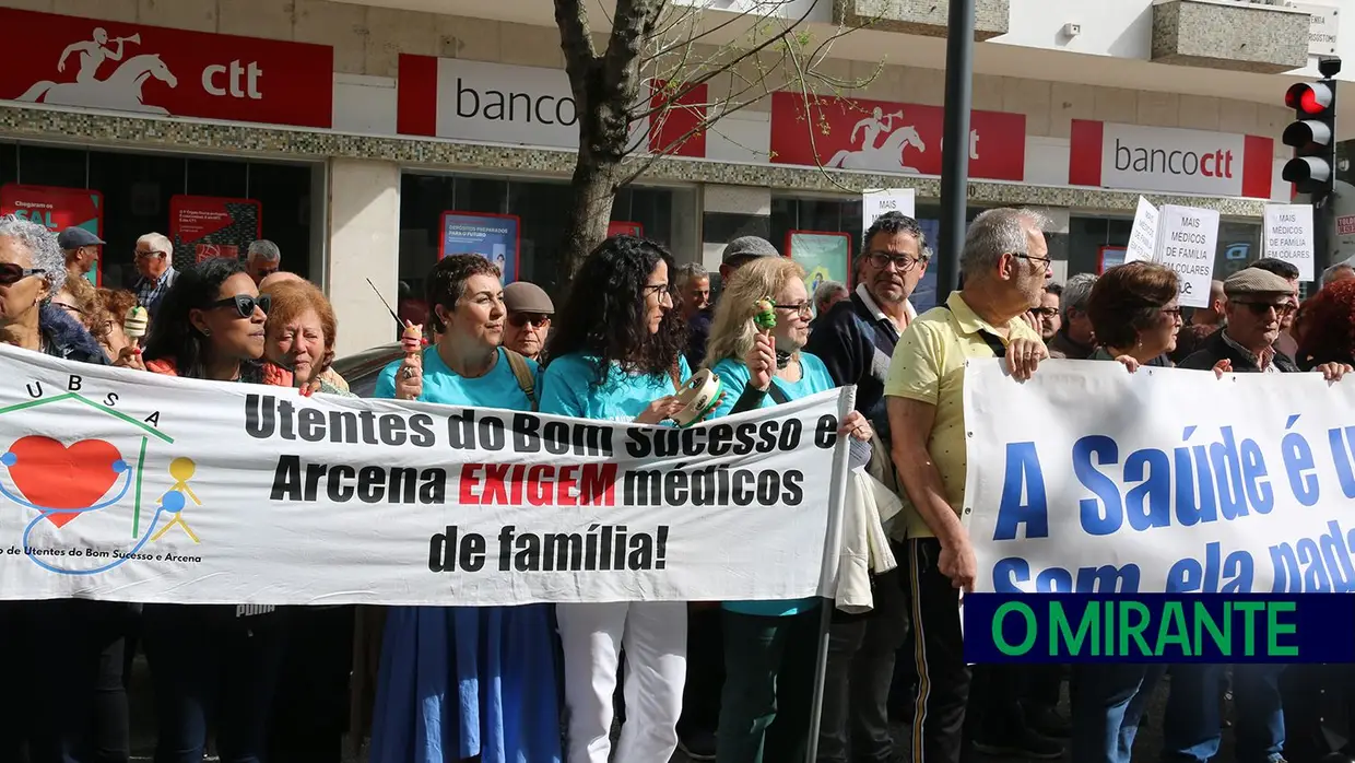 Utentes do concelho de Vila Franca de Xira protestam em frente ao Ministério da Saúde