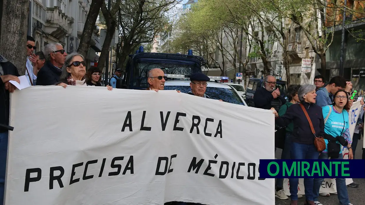 Utentes do concelho de Vila Franca de Xira protestam em frente ao Ministério da Saúde