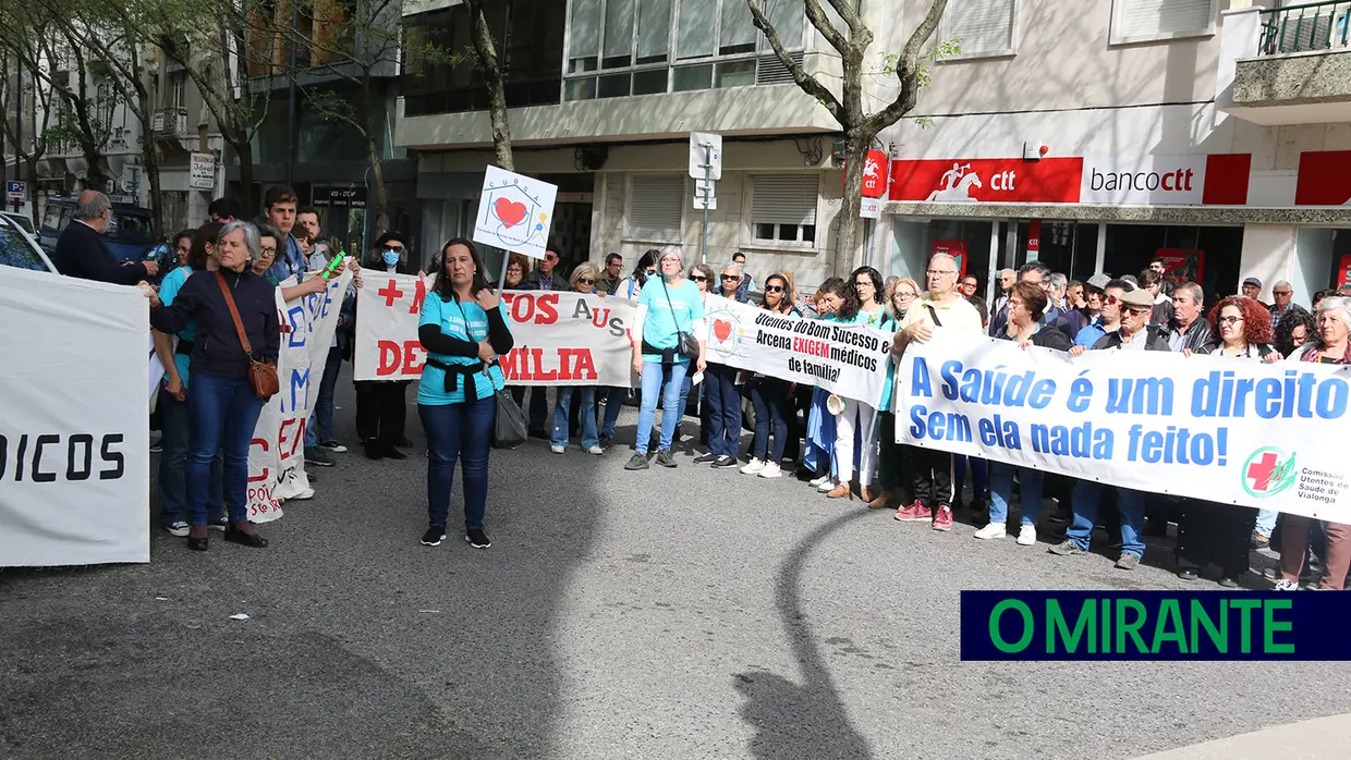 Utentes do concelho de Vila Franca de Xira protestam em frente ao Ministério da Saúde