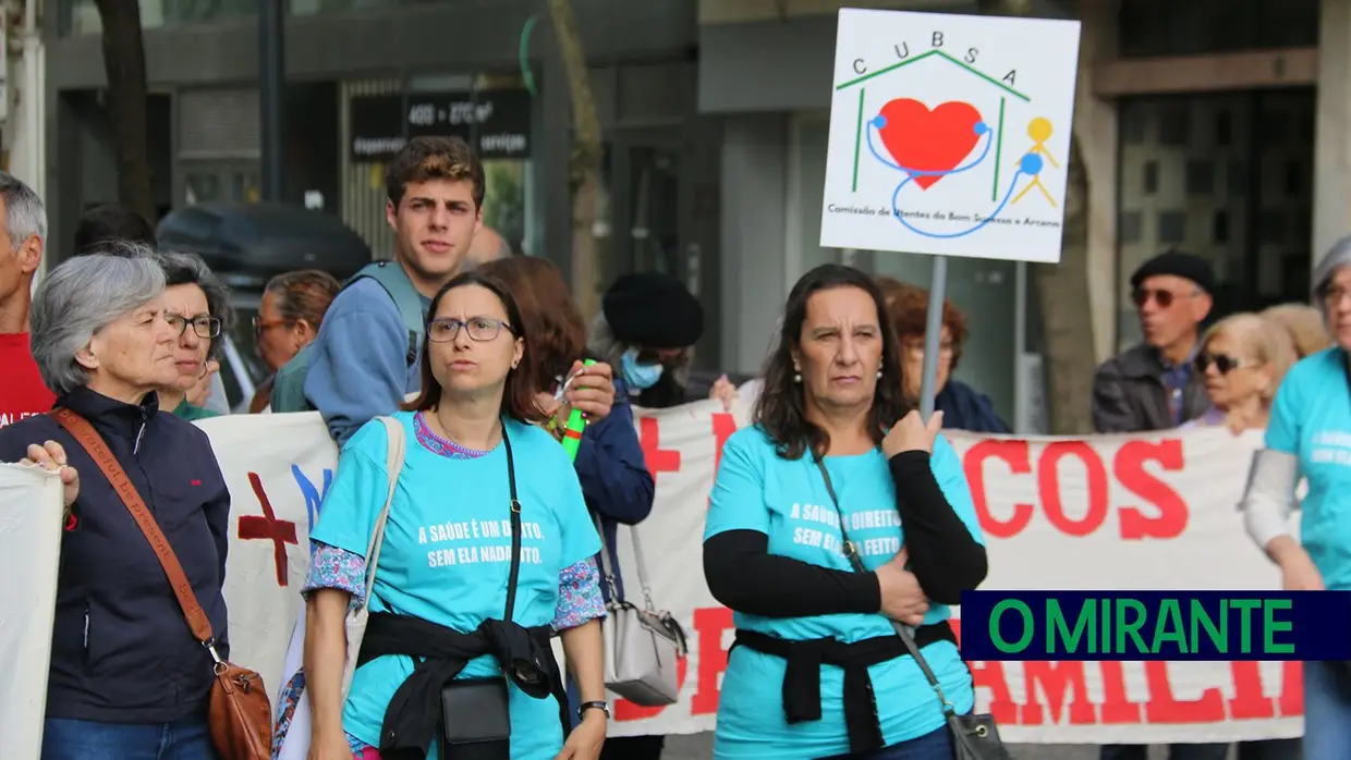 Utentes do concelho de Vila Franca de Xira protestam em frente ao Ministério da Saúde