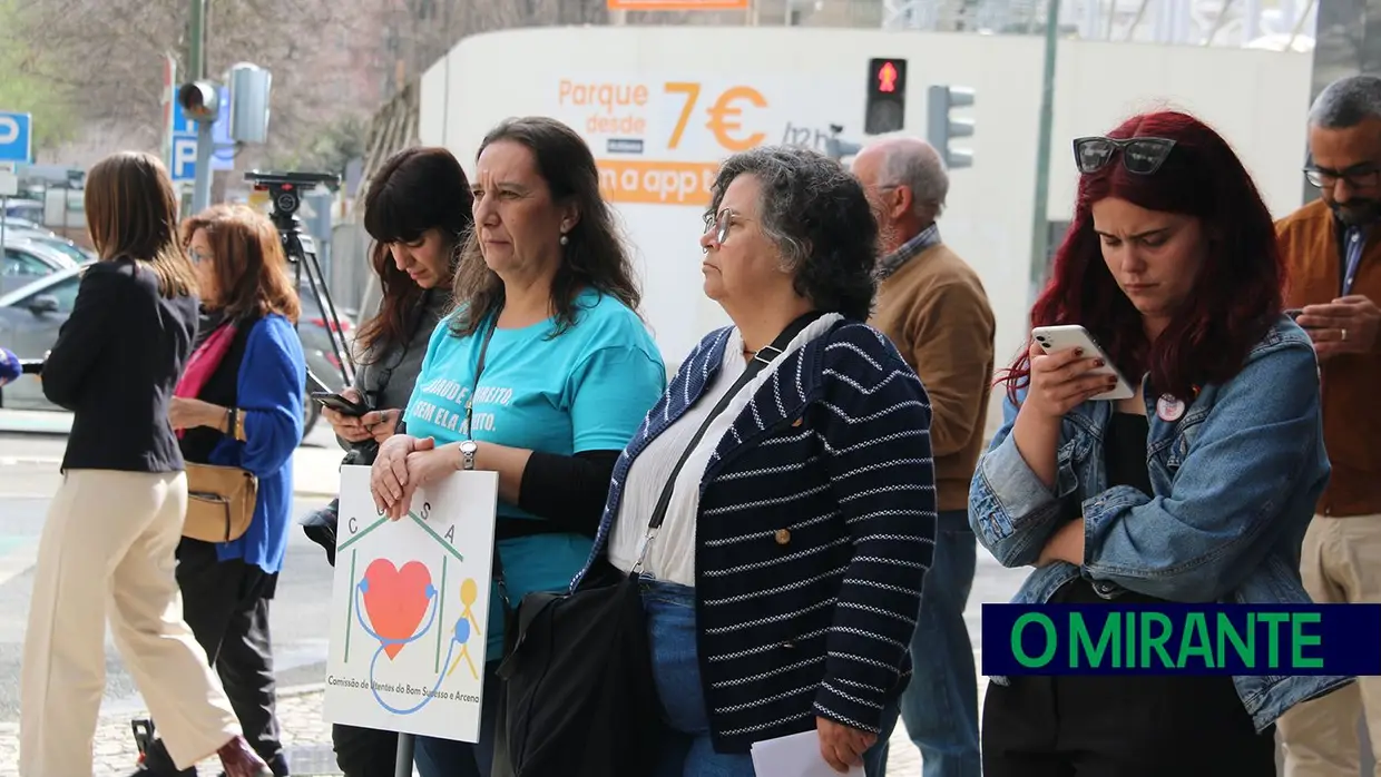 Utentes do concelho de Vila Franca de Xira protestam em frente ao Ministério da Saúde