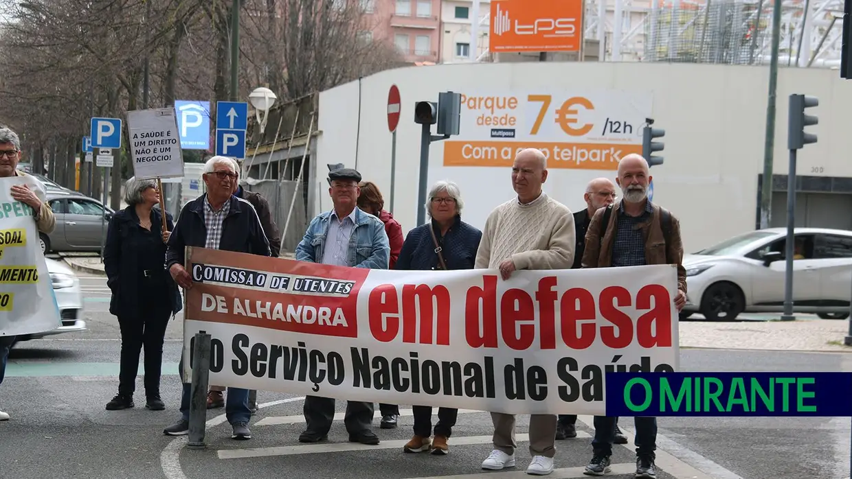 Utentes do concelho de Vila Franca de Xira protestam em frente ao Ministério da Saúde