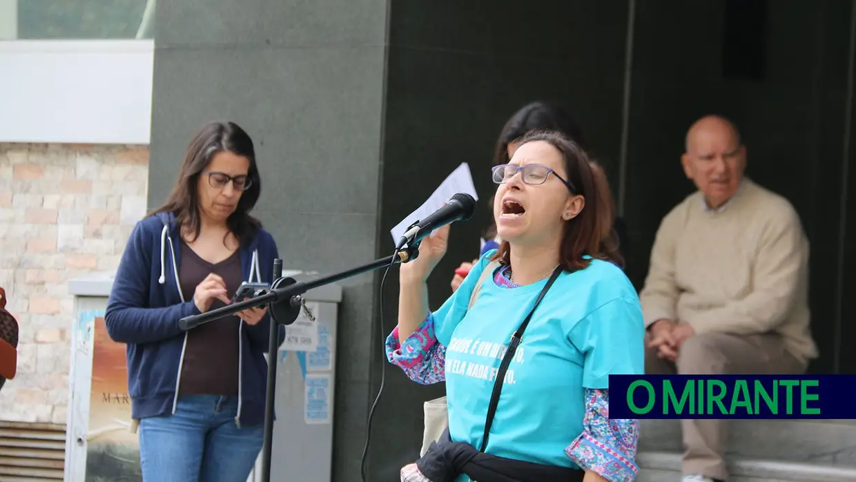 Utentes do concelho de Vila Franca de Xira protestam em frente ao Ministério da Saúde