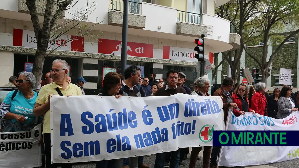 Utentes do concelho de Vila Franca de Xira protestam em frente ao Ministério da Saúde