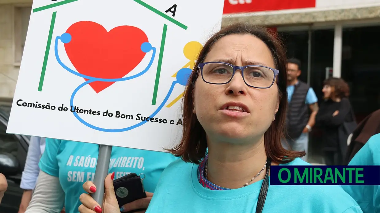 Utentes do concelho de Vila Franca de Xira protestam em frente ao Ministério da Saúde