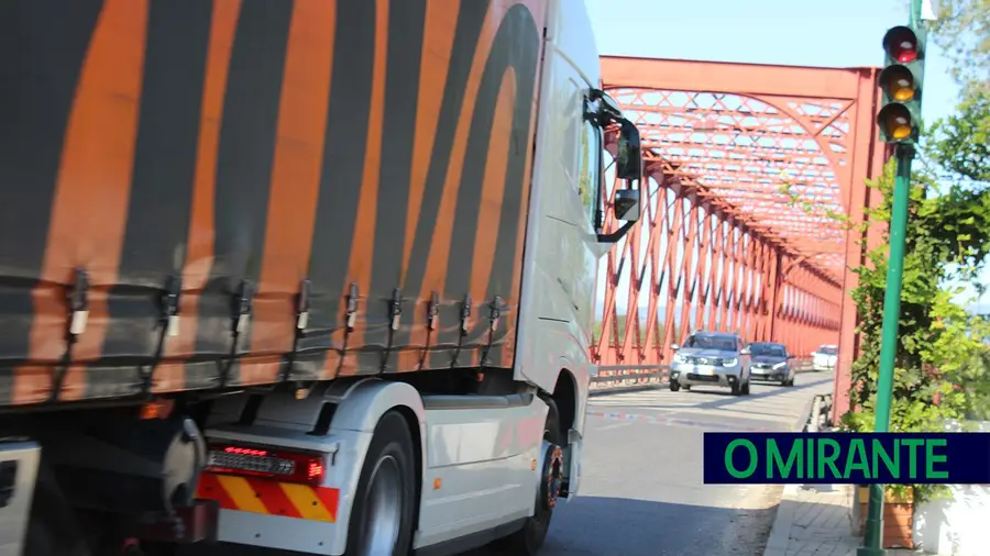 Semáforos da Ponte da Chamusca vão voltar a funcionar amanhã Semáforos da Ponte da Chamusca vão voltar a funcionar amanhã