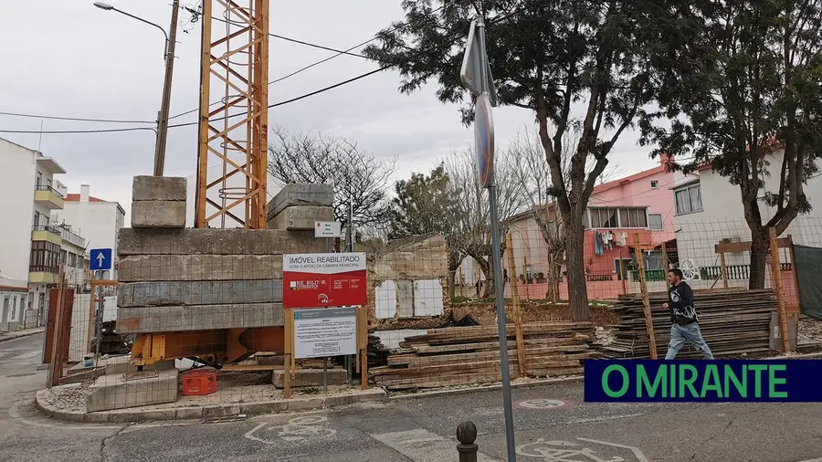 Movimento cívico contra novo prédio de quatro pisos no centro de Alhandra Movimento cívico contra novo prédio de quatro pisos no centro de Alhandra