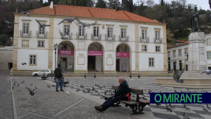 Falta de acessibilidade para pessoas com mobilidade reduzida nos Paços do Concelho de Tomar Falta de acessibilidade para pessoas com mobilidade reduzida nos Paços do Concelho de Tomar