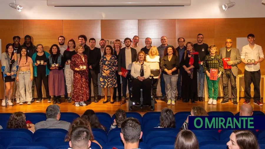 “O Último Castro Antes de Roma” vence Prémio de Teatro de Vila Franca de Xira “O Último Castro Antes de Roma” vence Prémio de Teatro de Vila Franca de Xira