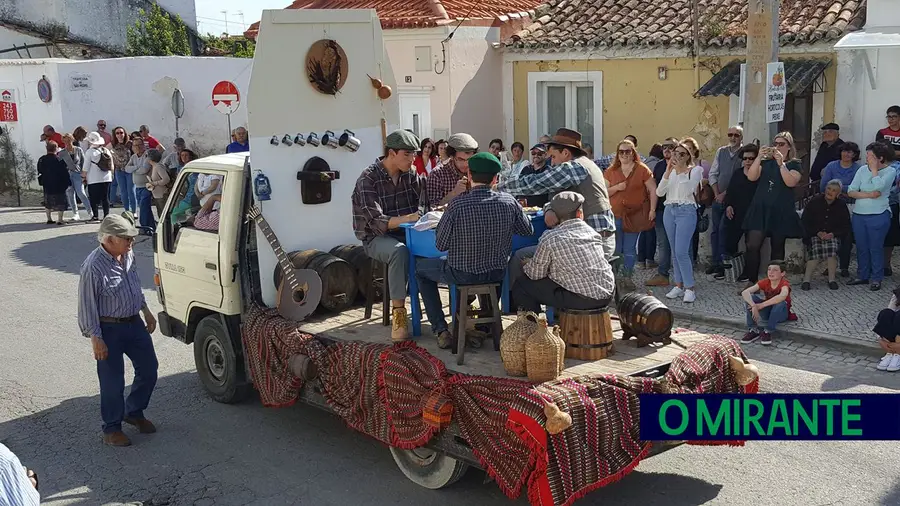 Janelas decoradas e muitas caspiadas na Festa dos Fazendeiros em Pontével