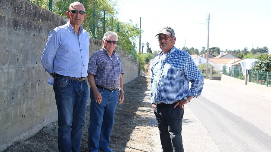 Moradores dos Foros da Charneca preferem passeios e esgotos em vez de obras junto ao Centro Social Moradores dos Foros da Charneca preferem passeios e esgotos em vez de obras junto ao Centro Social