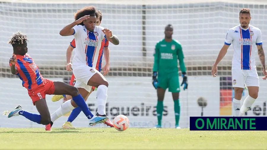 Alverca complica contas da subida à segunda liga de futebol Alverca complica contas da subida à segunda liga de futebol