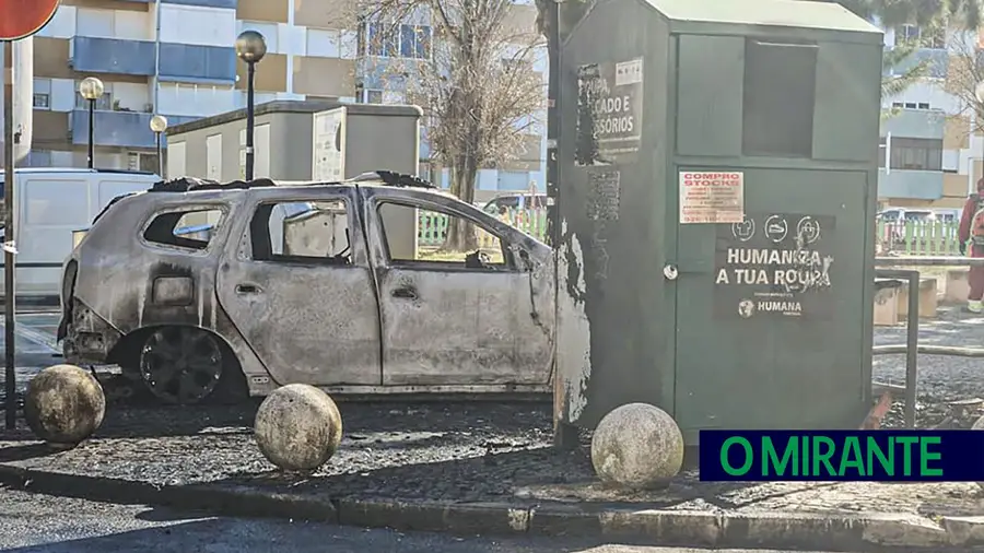Automóveis e contentores destruídos por actos de vandalismo no Forte da Casa Automóveis e contentores destruídos por actos de vandalismo no Forte da Casa