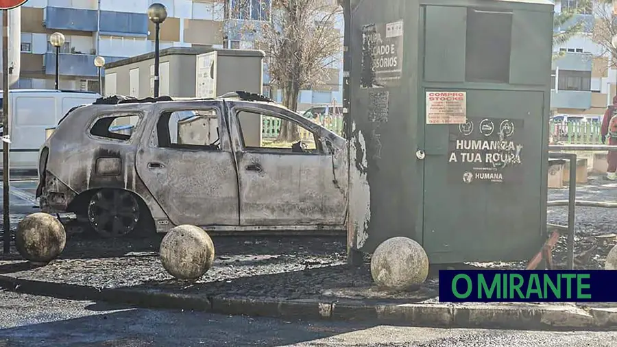 Vandalismo destrói automóveis no Forte da Casa