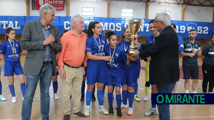 Juventude Ouriense ergueu troféu de campeão interdistrital de futsal feminino Juventude Ouriense ergueu troféu de campeão interdistrital de futsal feminino