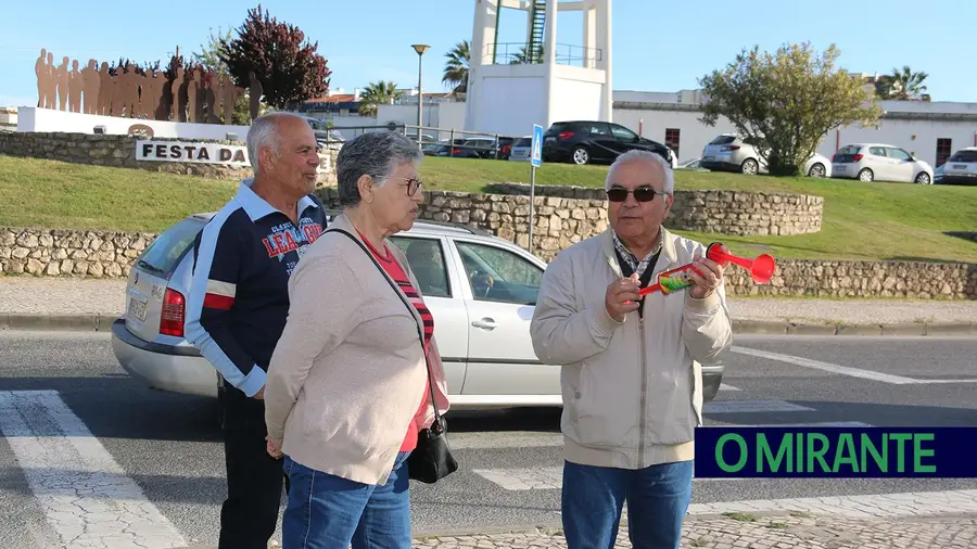 Vamos ver se alguém os ouve... Vamos ver se alguém os ouve...