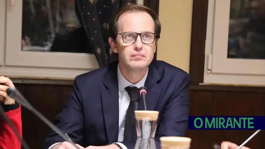 Ex-autarca do Cartaxo condenado por dizer “neonazis do Chega” numa reunião Ex-autarca do Cartaxo condenado por dizer “neonazis do Chega” numa reunião