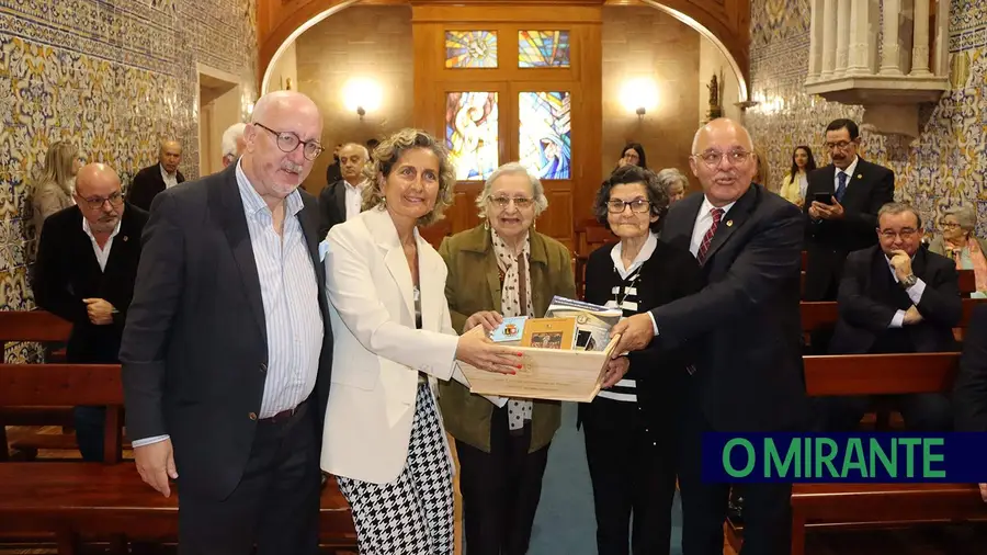 Idosos da Santa Casa da Misericórdia de Pernes ofereceram livros a Ana Abrunhosa Idosos da Santa Casa da Misericórdia de Pernes ofereceram livros a Ana Abrunhosa