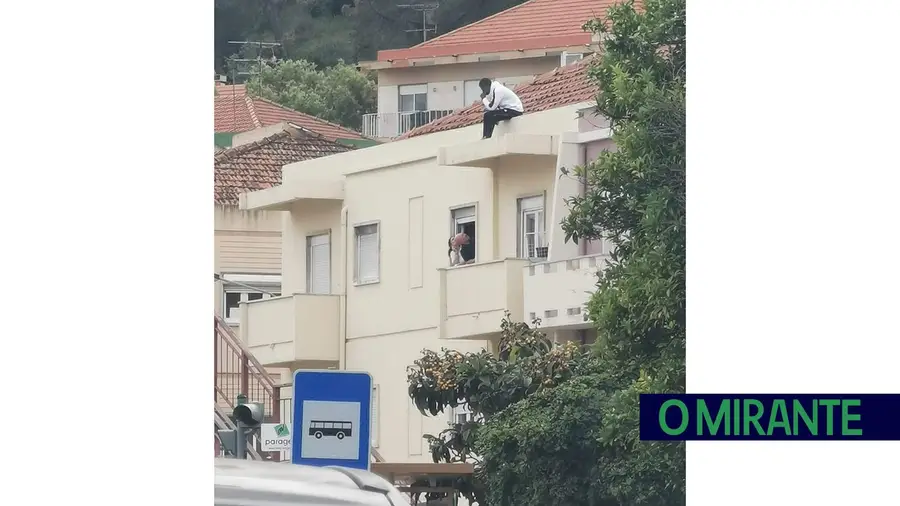 Desce do telhado de prédio ao fim de seis horas de negociações Desce do telhado de prédio ao fim de seis horas de negociações