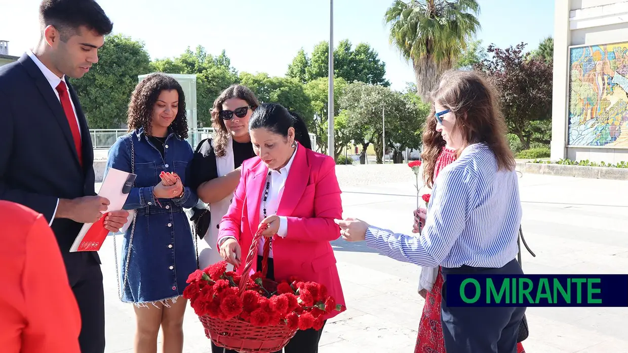 Novo Largo de São João Baptista recebeu sessão solene do 25 de Abril no Cartaxo