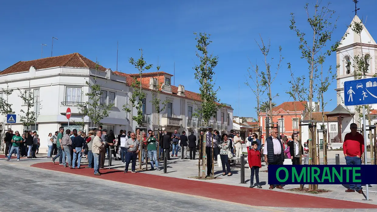 Novo Largo de São João Baptista recebeu sessão solene do 25 de Abril no Cartaxo