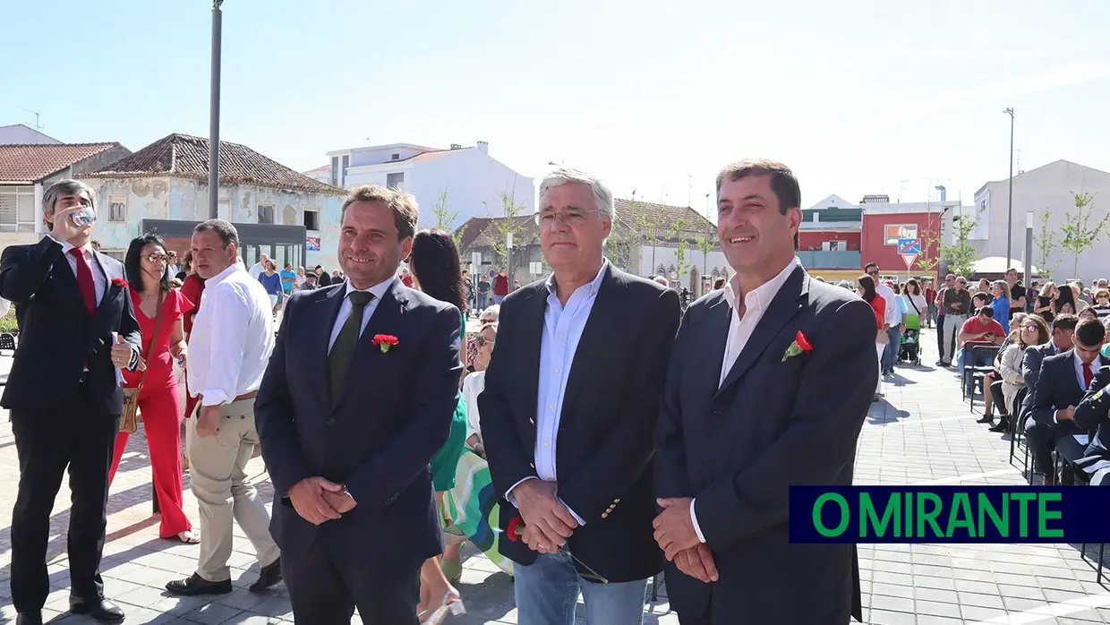 Novo Largo de São João Baptista recebeu sessão solene do 25 de Abril no Cartaxo