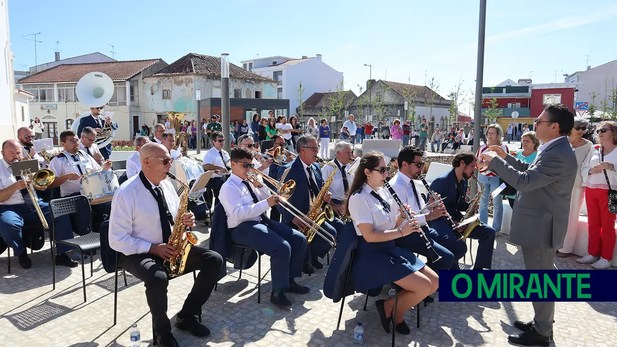Novo Largo de São João Baptista recebeu sessão solene do 25 de Abril no Cartaxo