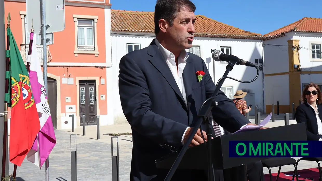 Novo Largo de São João Baptista recebeu sessão solene do 25 de Abril no Cartaxo