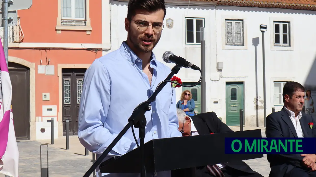 Novo Largo de São João Baptista recebeu sessão solene do 25 de Abril no Cartaxo