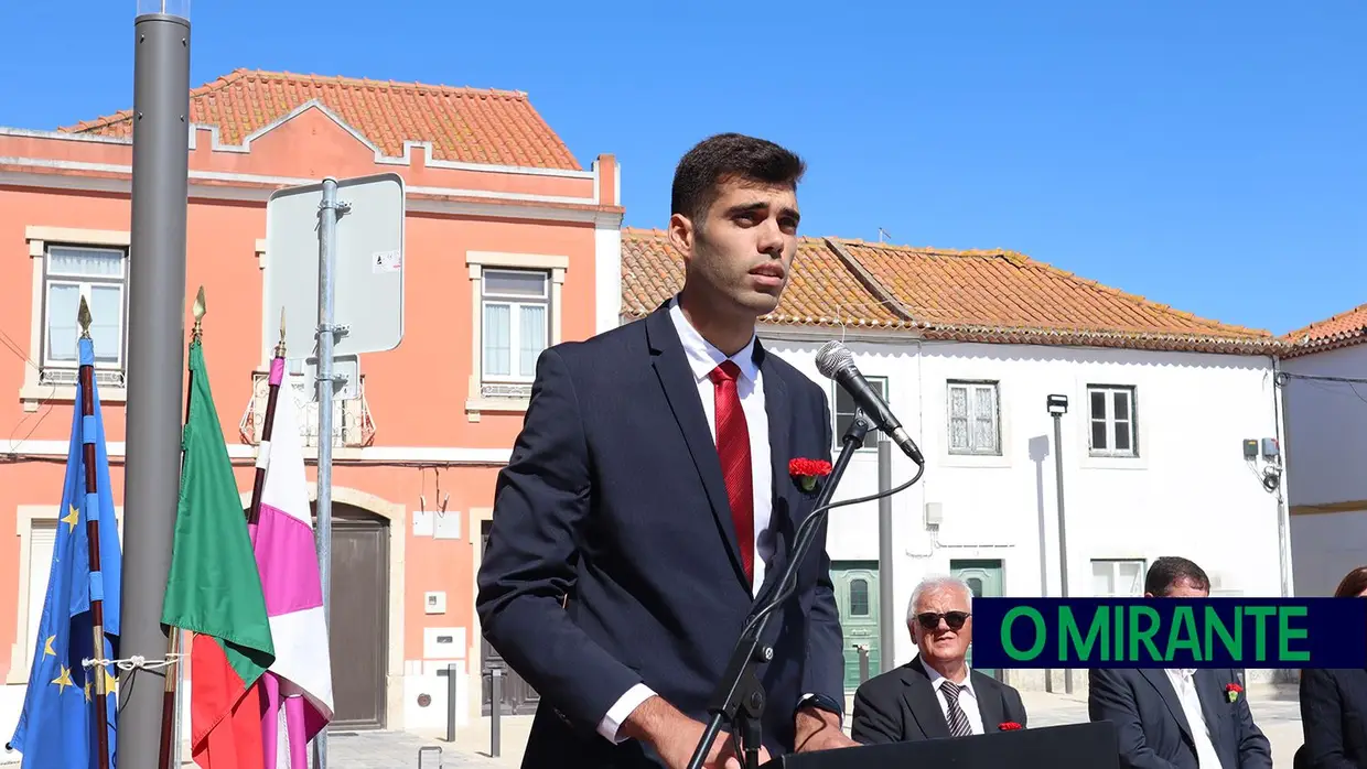 Novo Largo de São João Baptista recebeu sessão solene do 25 de Abril no Cartaxo