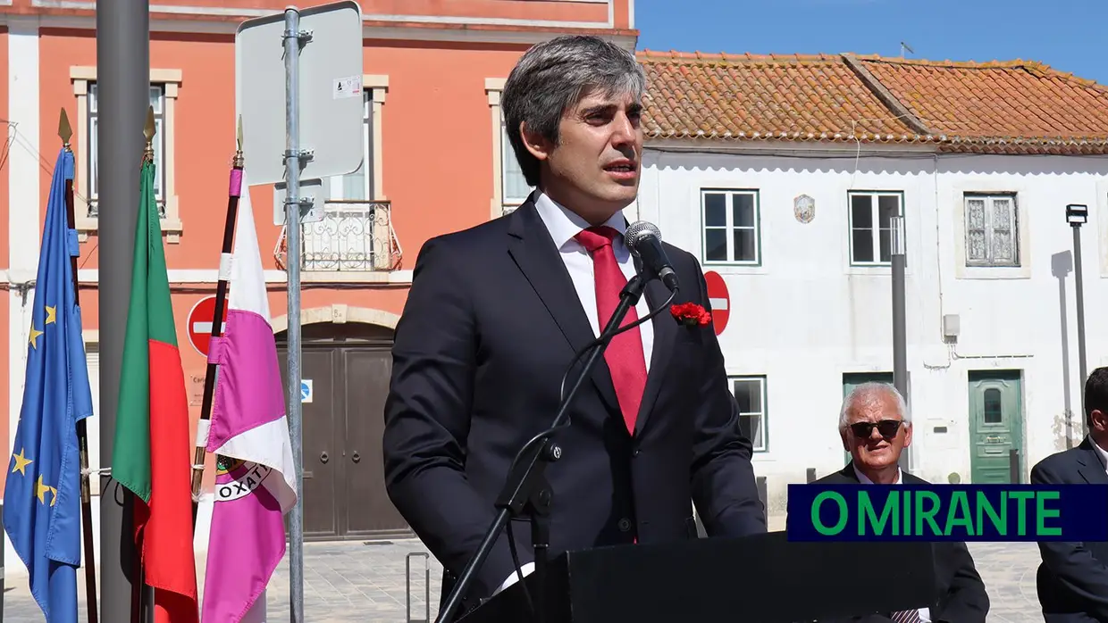 Novo Largo de São João Baptista recebeu sessão solene do 25 de Abril no Cartaxo