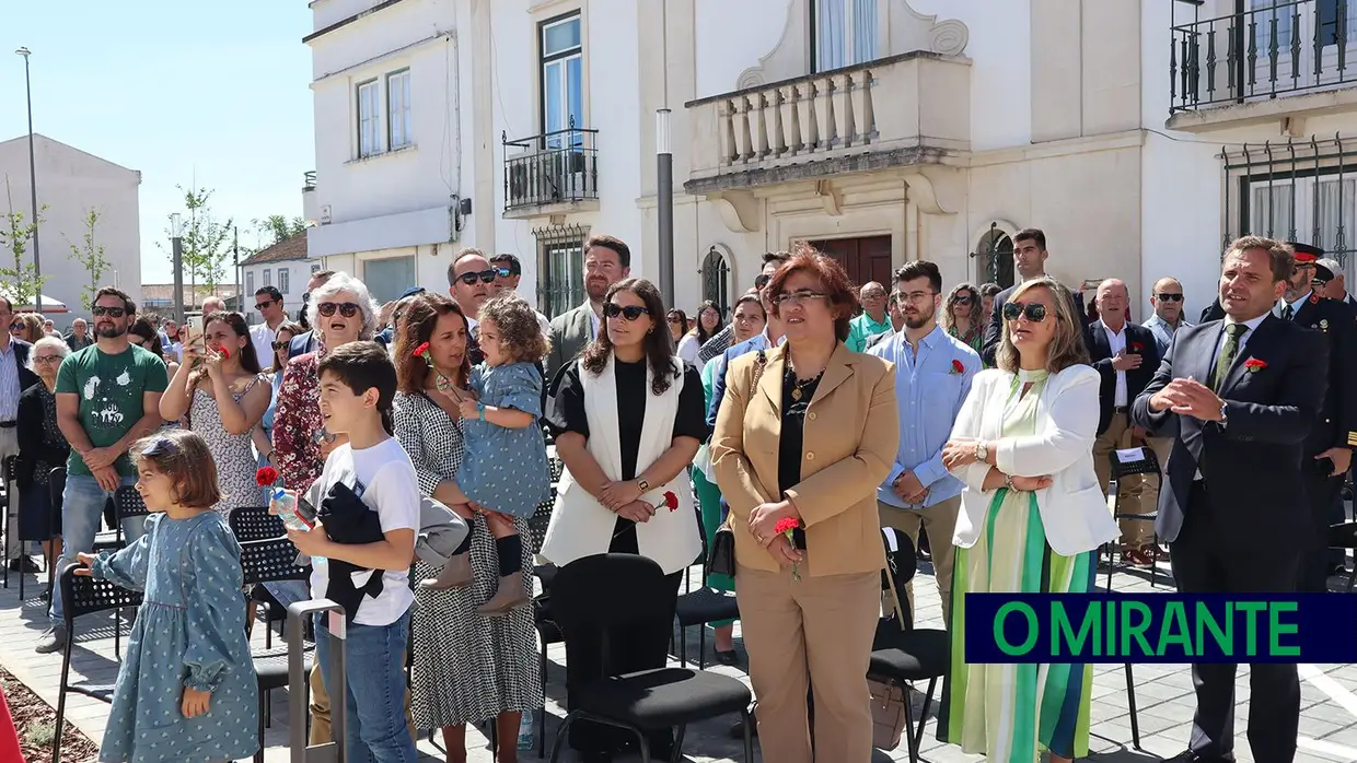 Novo Largo de São João Baptista recebeu sessão solene do 25 de Abril no Cartaxo